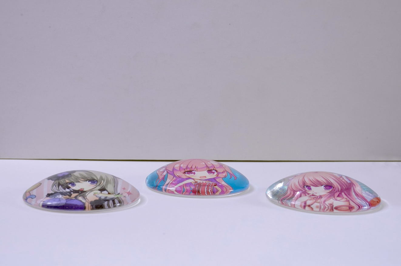 半球型で厚みがあり、光が反射して輝きます