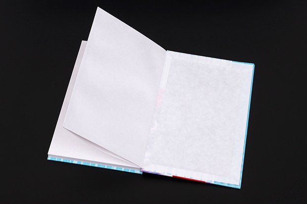 中紙は24折の奉書紙。裏写りしないように2枚の紙を互い違いに貼り合わせた蛇腹式。