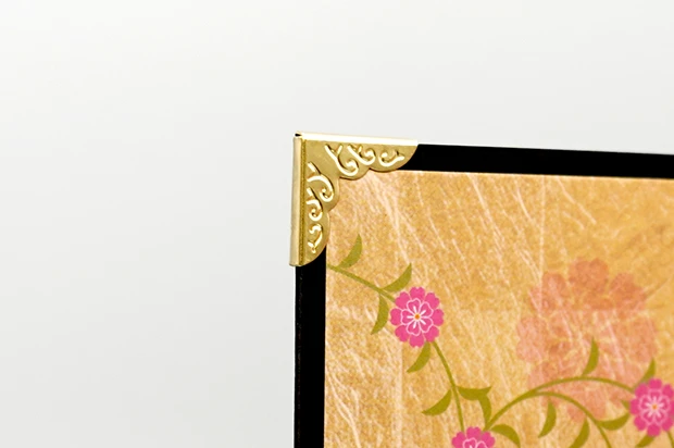 オプションの金具を付けると豪華さと強度が増します