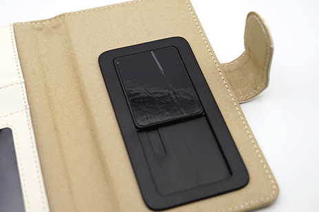 粘着パッドにスマートフォンの背面を貼り付けて使うタイプです。綺麗にはがせるので貼り直しができます。