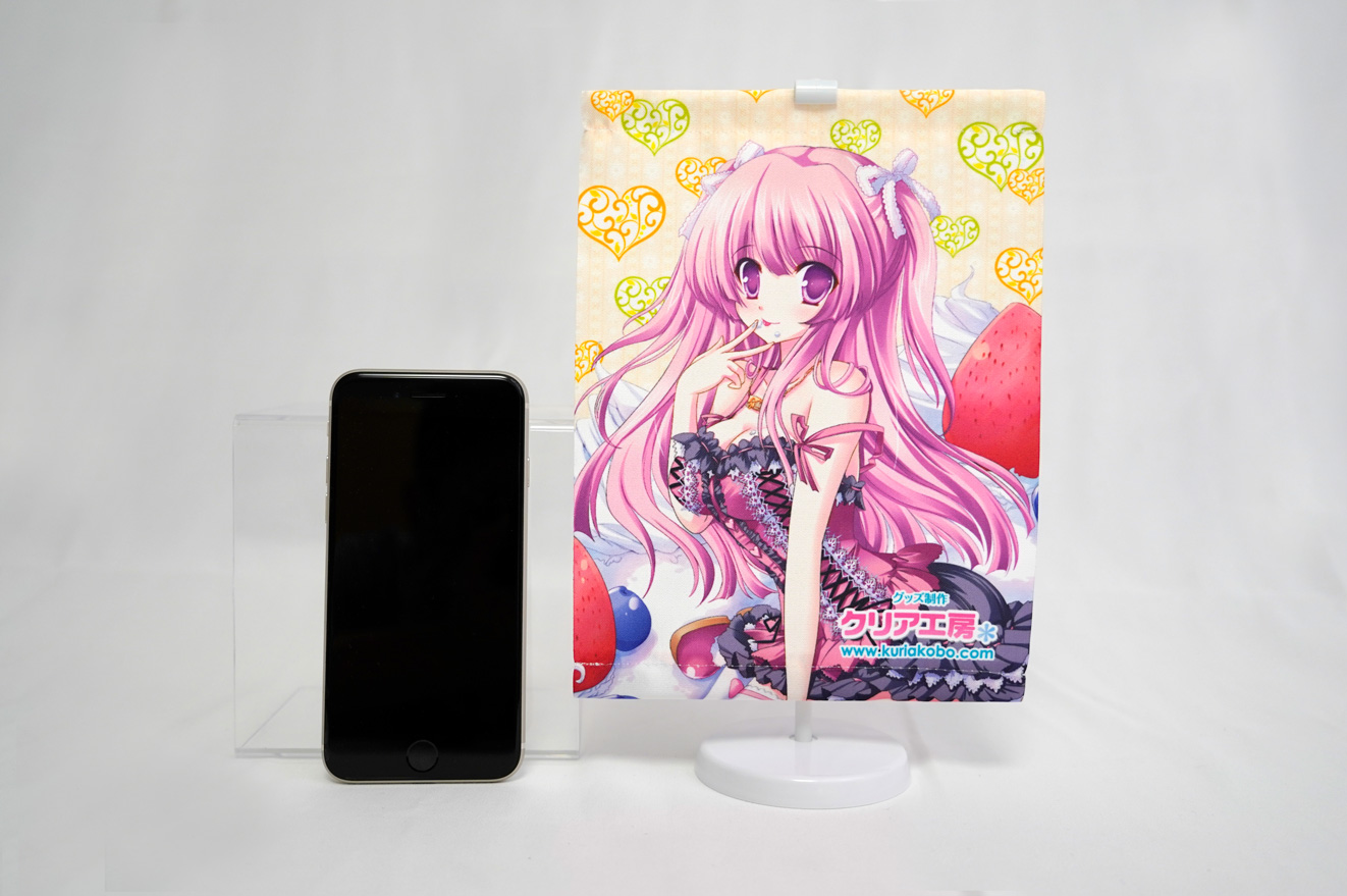 A5サイズのタペストリー（iPhoneSEと比較）